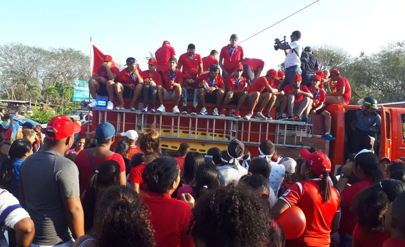 Con gran euforia reciben a los campeones de béisbol juvenil en Coclé