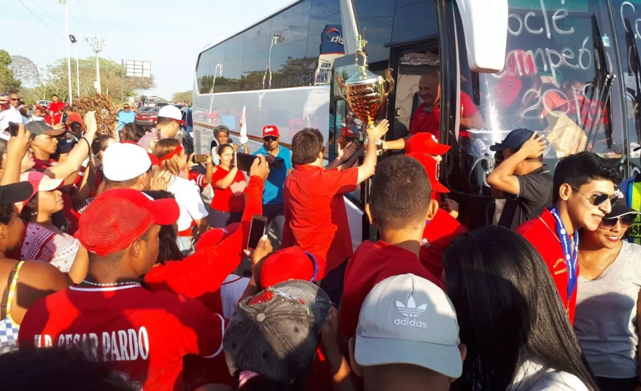 Con gran euforia reciben a los campeones de béisbol juvenil en Coclé
