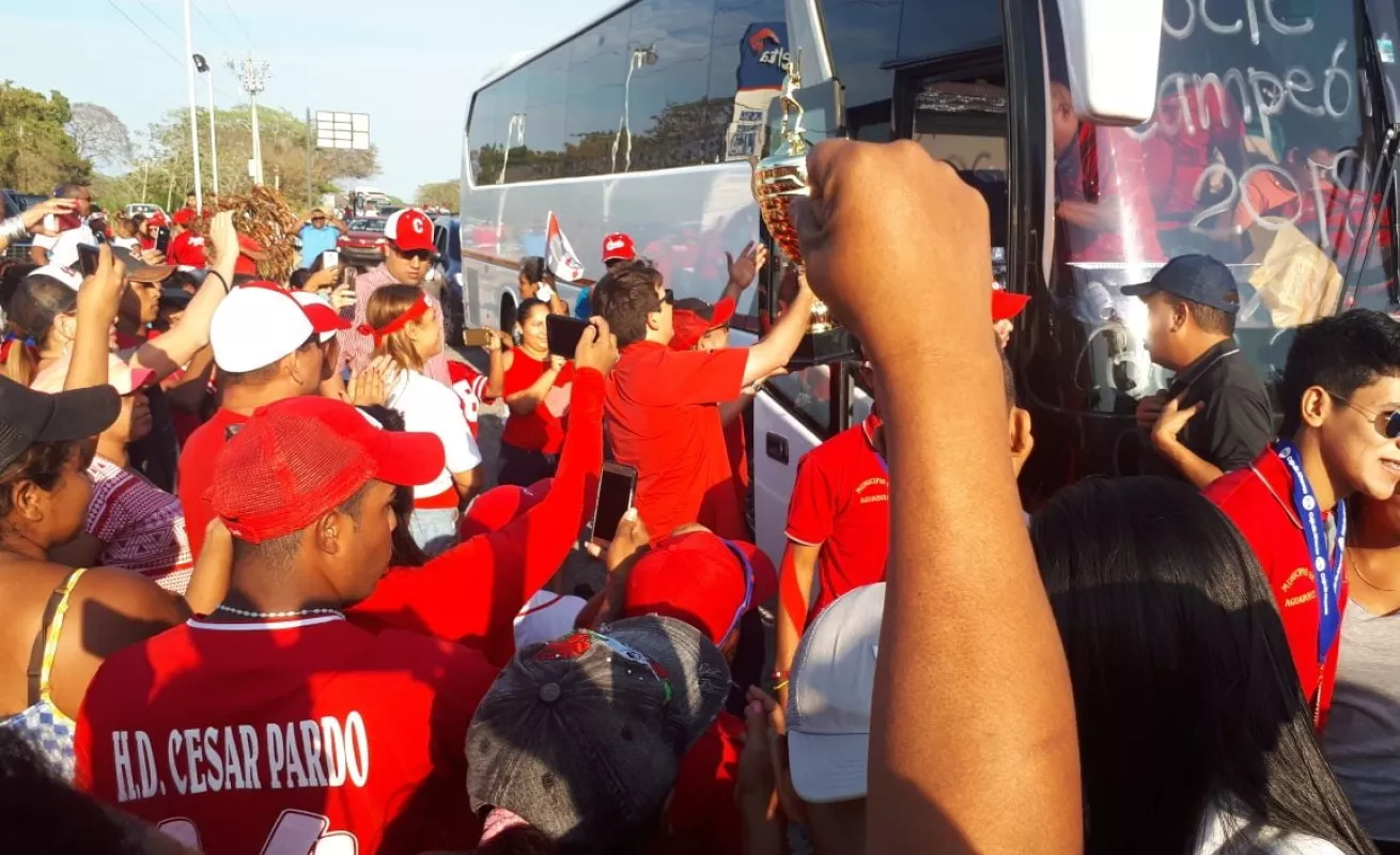 Con gran euforia reciben a los campeones de béisbol juvenil en Coclé
