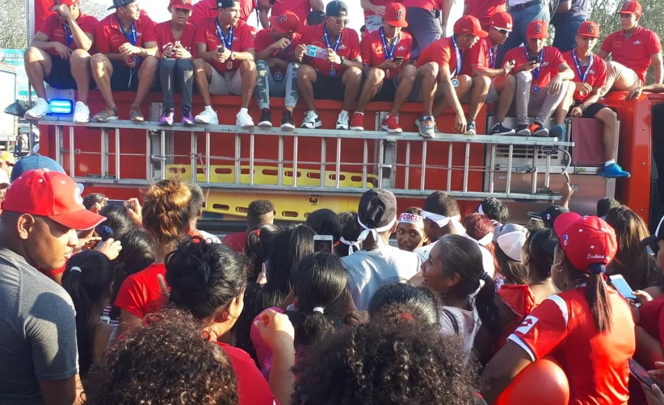 Con gran euforia reciben a los campeones de béisbol juvenil en Coclé