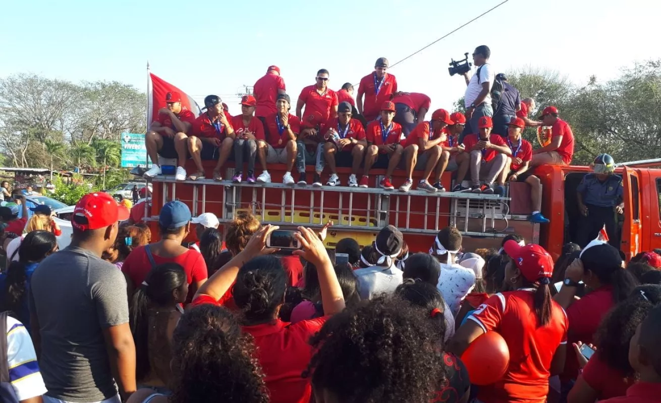 Con gran euforia reciben a los campeones de béisbol juvenil en Coclé