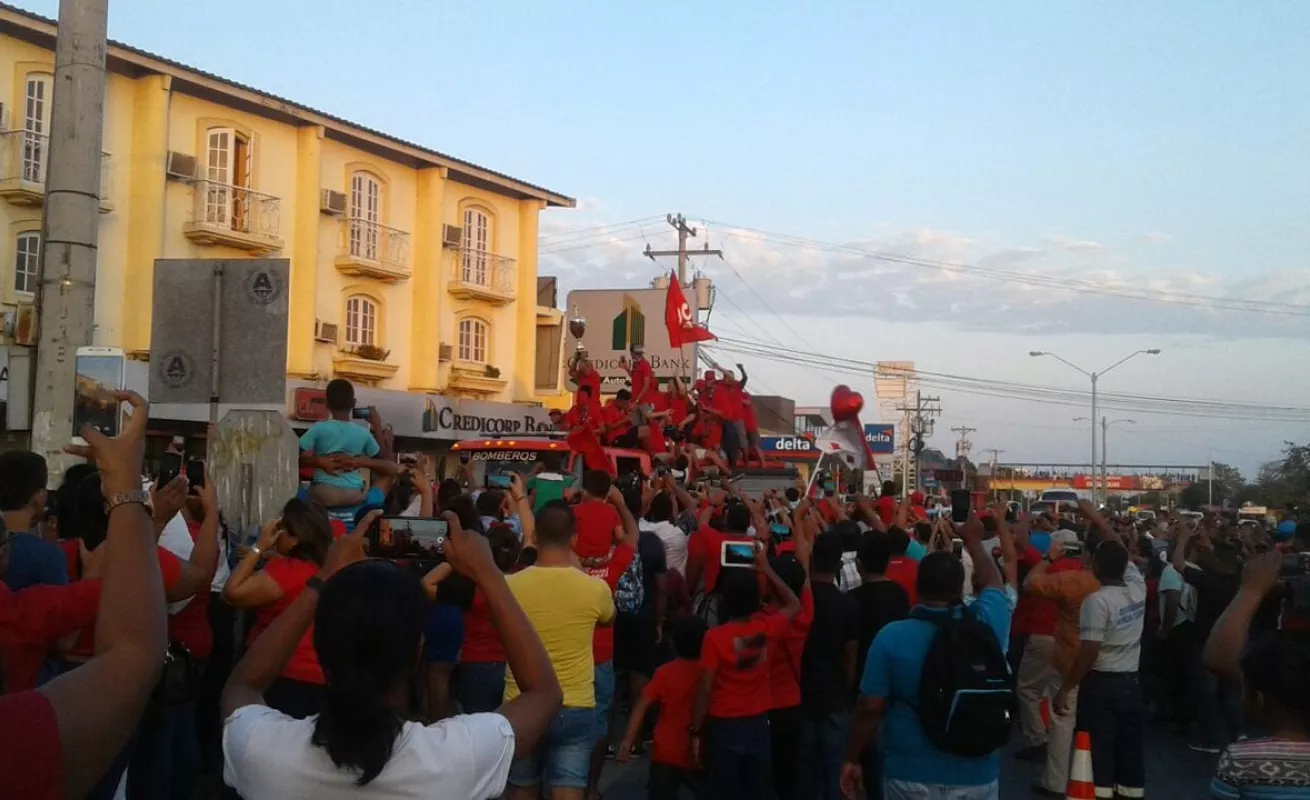 Con gran euforia reciben a los campeones de béisbol juvenil en Coclé