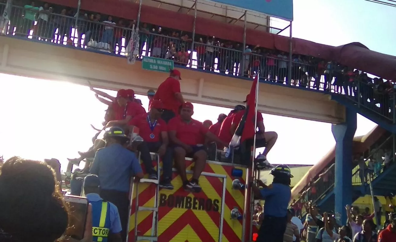 Con gran euforia reciben a los campeones de béisbol juvenil en Coclé