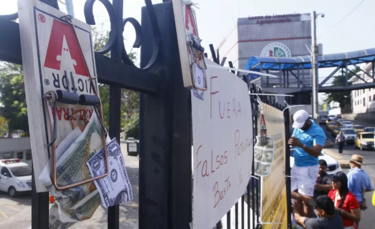 #GaleriaCri Muro de los corruptos