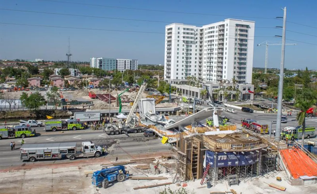 #GaleriaCri Impactantes imágenes del desplome del puente peatonal en Miami