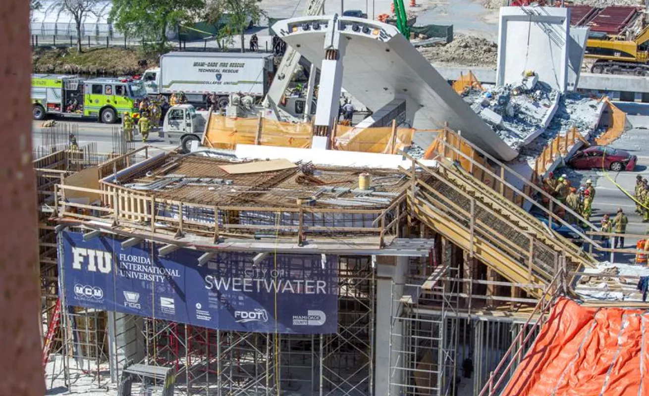 #GaleriaCri Impactantes imágenes del desplome del puente peatonal en Miami