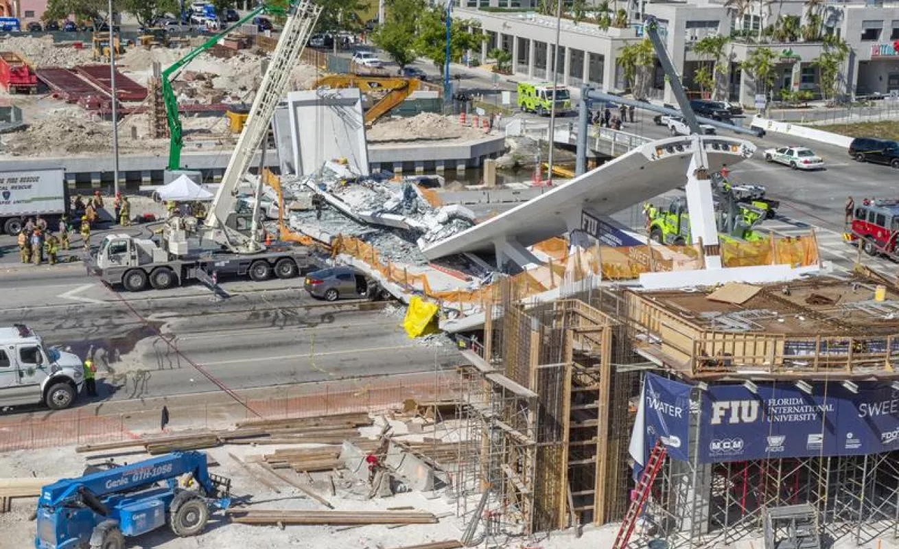 #GaleriaCri Impactantes imágenes del desplome del puente peatonal en Miami