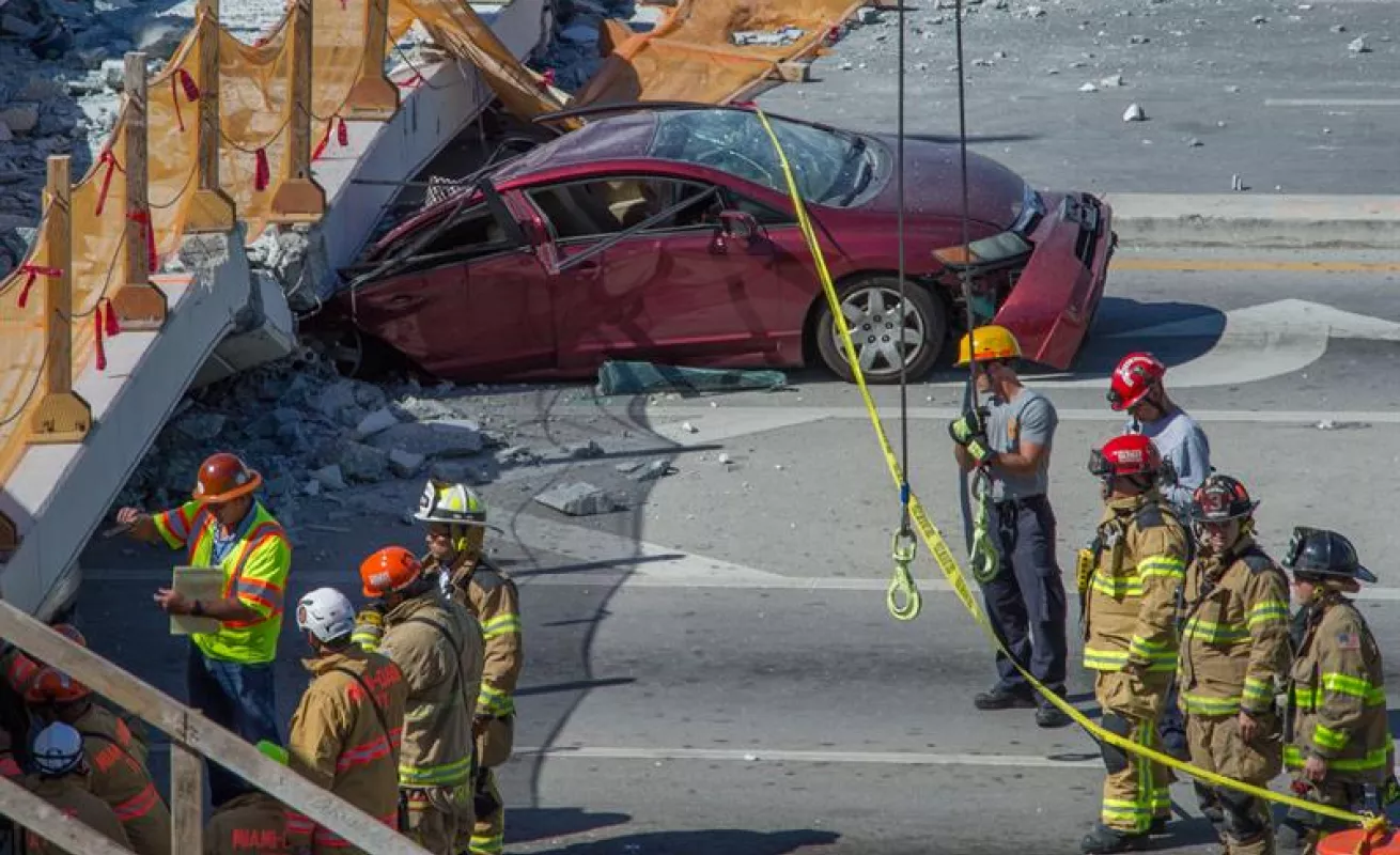 #GaleriaCri Impactantes imágenes del desplome del puente peatonal en Miami