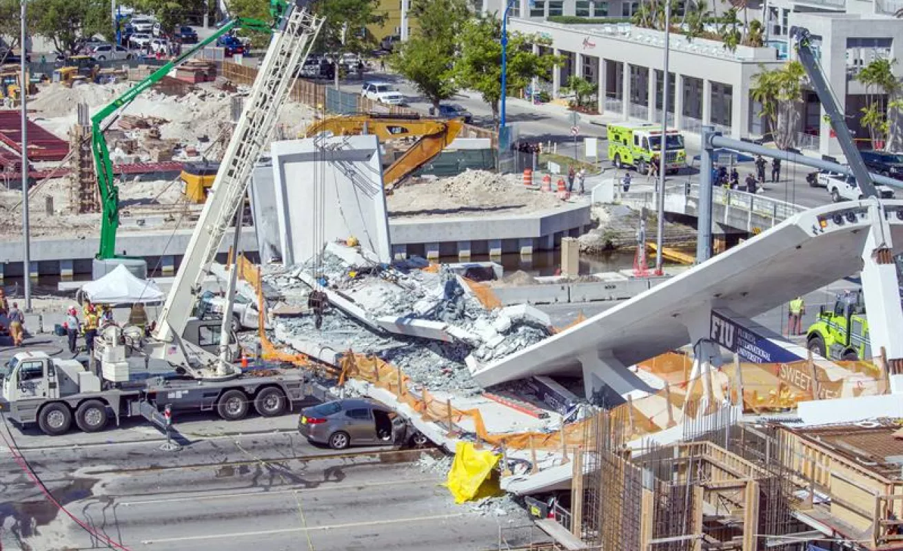 #GaleriaCri Impactantes imágenes del desplome del puente peatonal en Miami