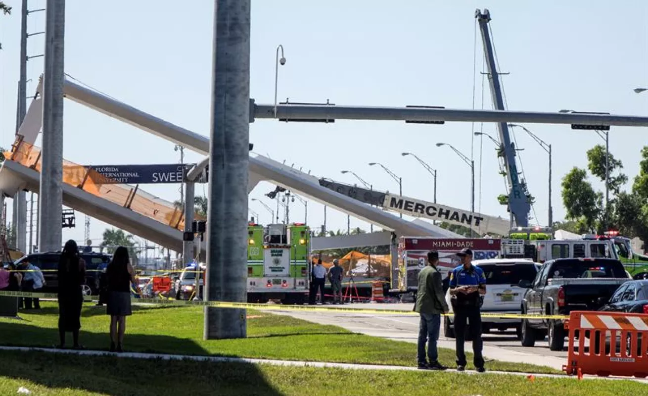 #GaleriaCri Impactantes imágenes del desplome del puente peatonal en Miami