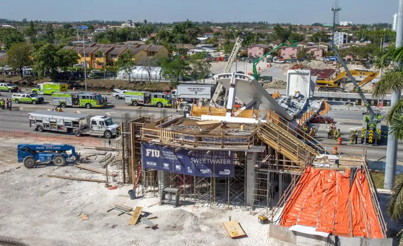 #GaleriaCri Impactantes imágenes del desplome del puente peatonal en Miami