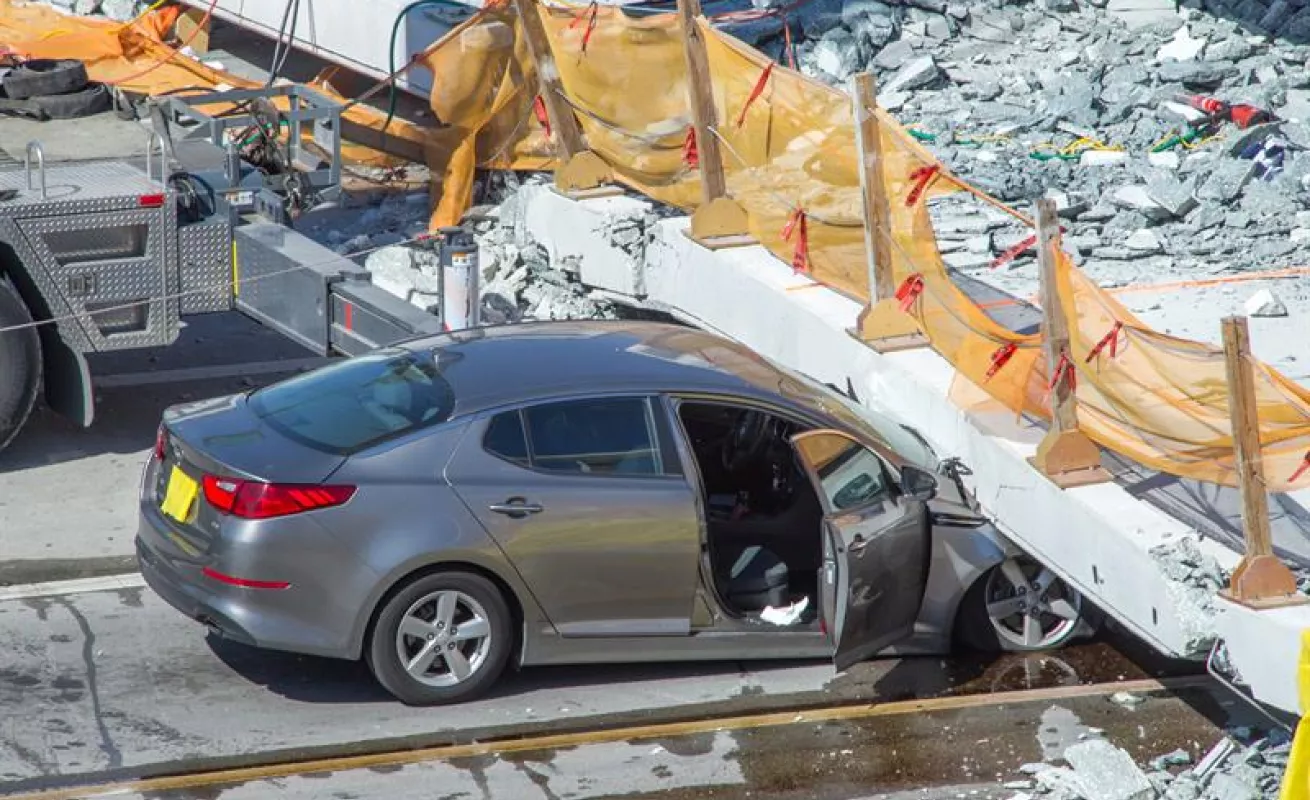 #GaleriaCri Impactantes imágenes del desplome del puente peatonal en Miami