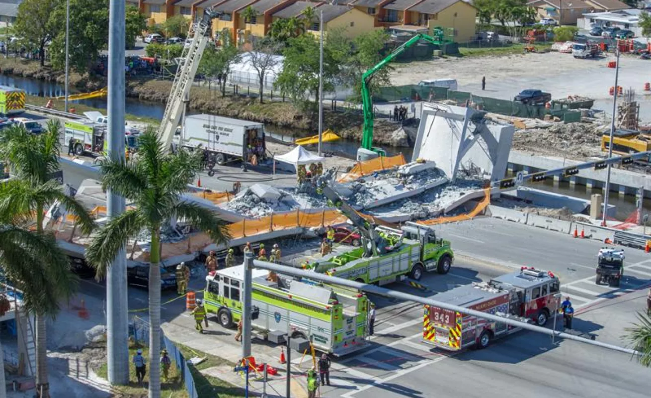 #GaleriaCri Impactantes imágenes del desplome del puente peatonal en Miami