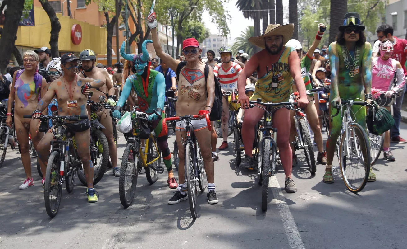 Protestan desnudos contra el tráfico 