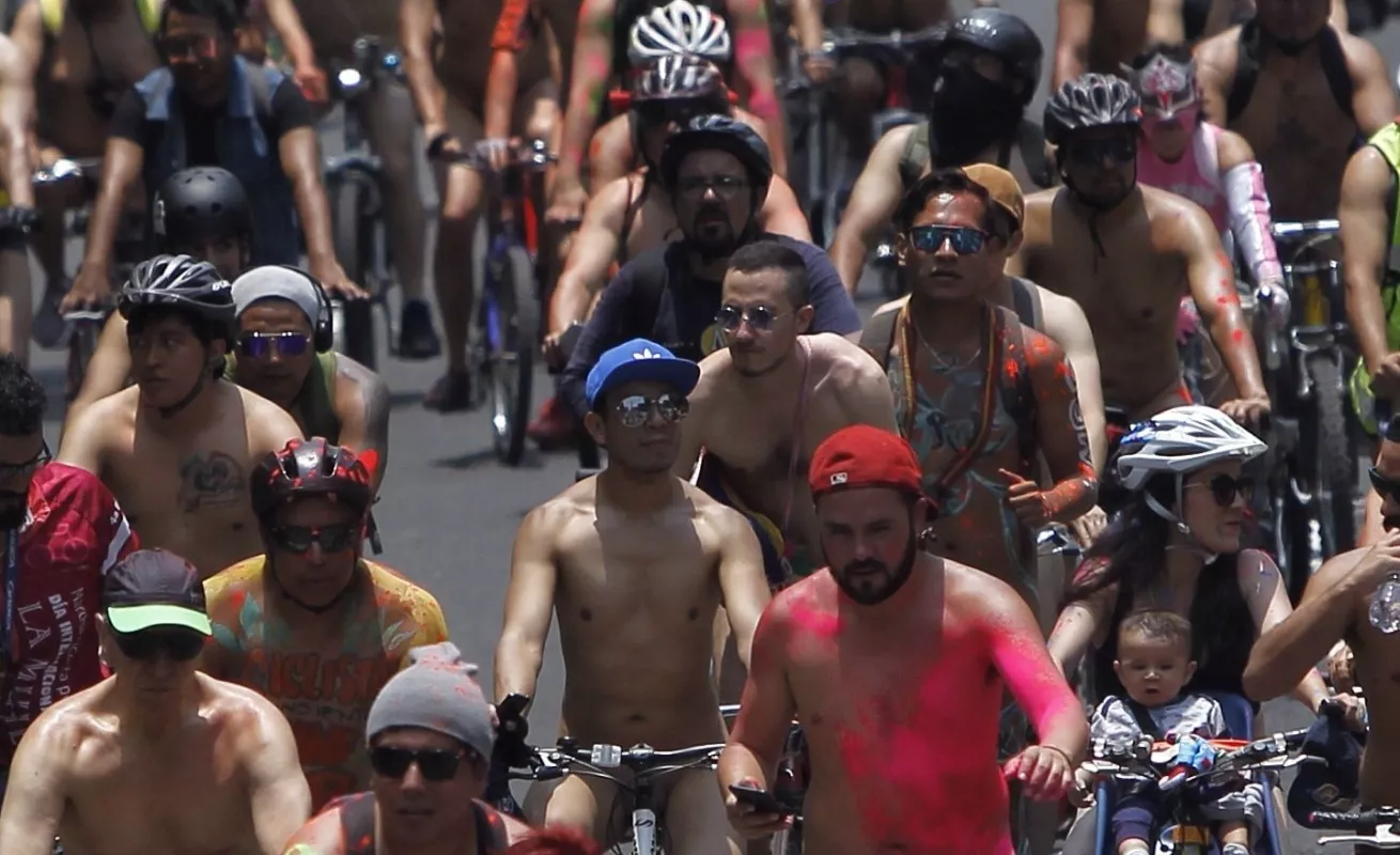 Protestan desnudos contra el tráfico 