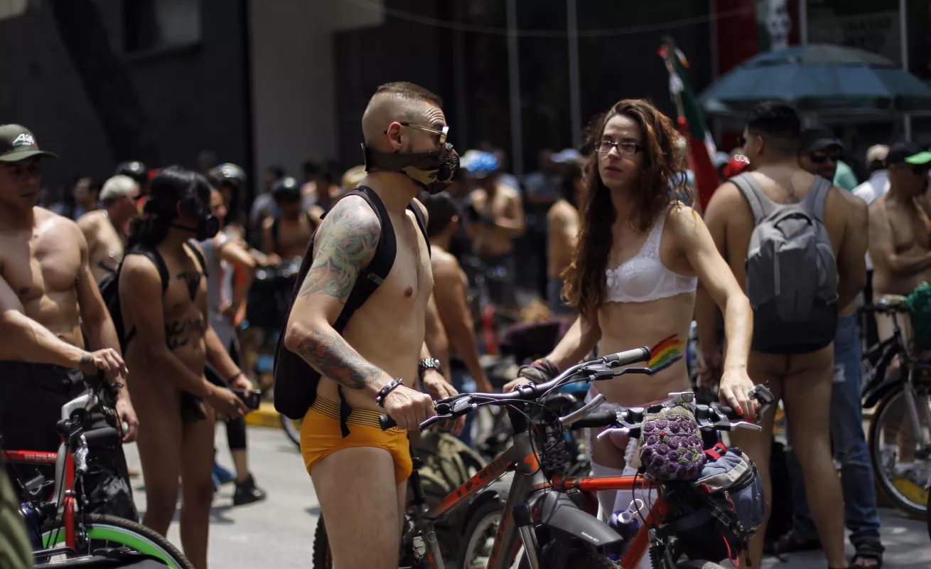 Protestan desnudos contra el tráfico 