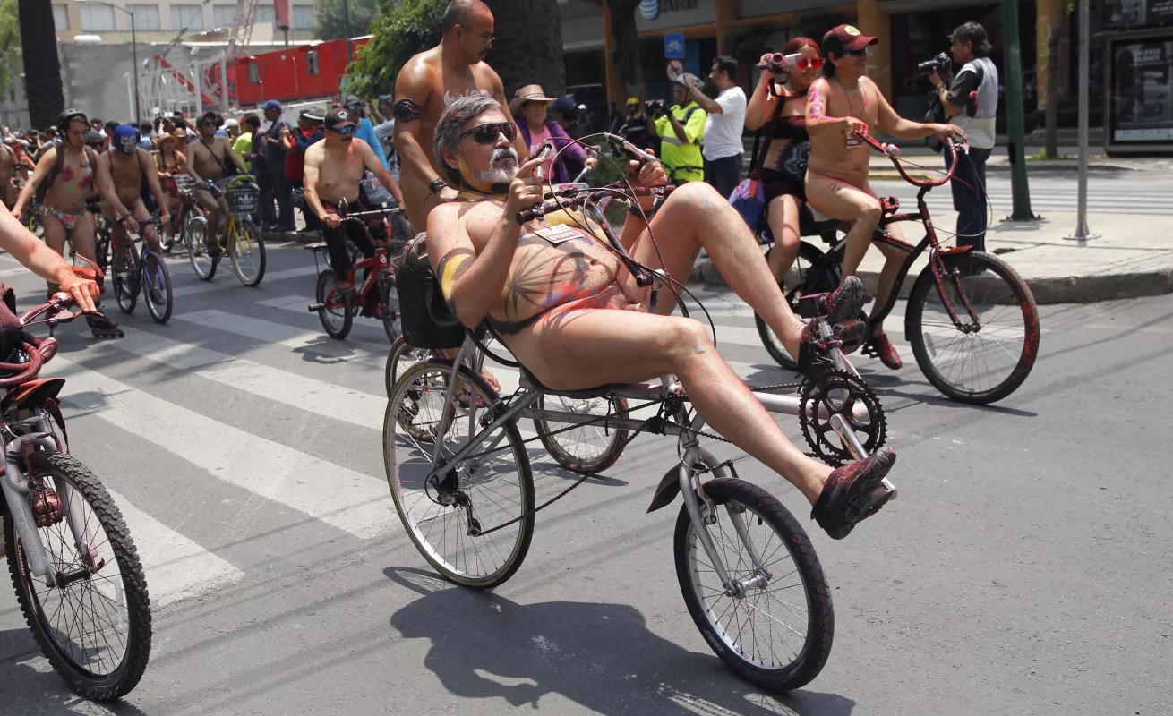 Protestan desnudos contra el tráfico 