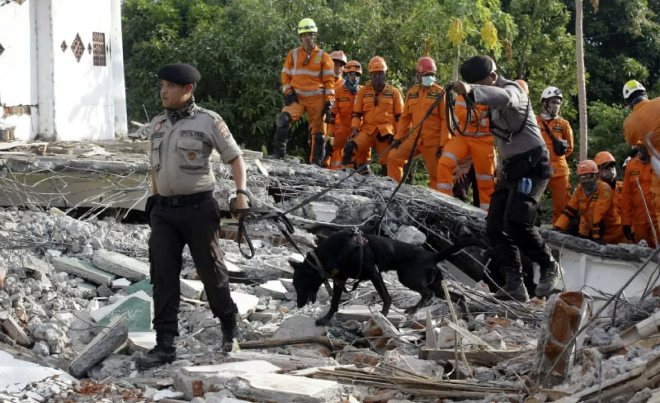 #GaleriaCri Indonesia: Buscan víctimas mortales y sobrevivientes tras sismo