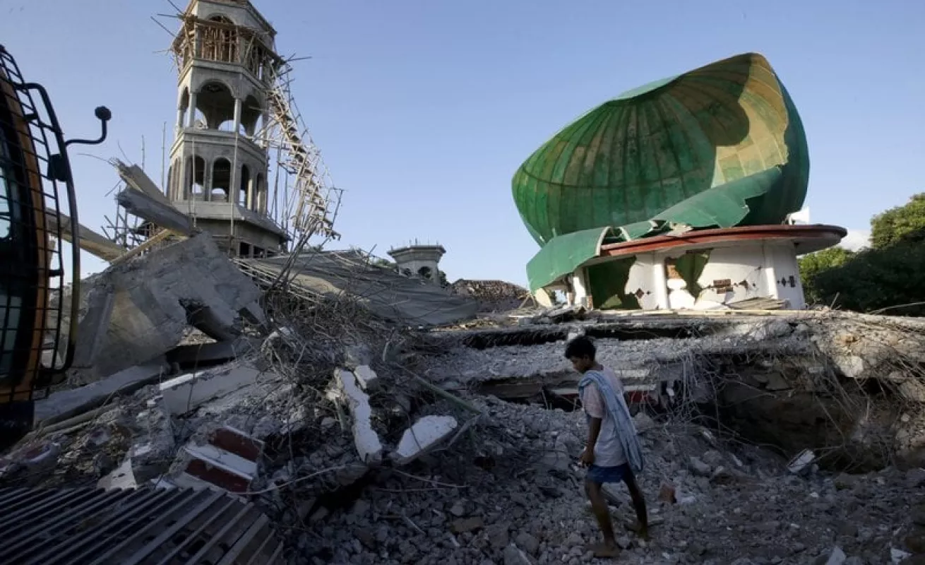 #GaleriaCri Indonesia: Buscan víctimas mortales y sobrevivientes tras sismo