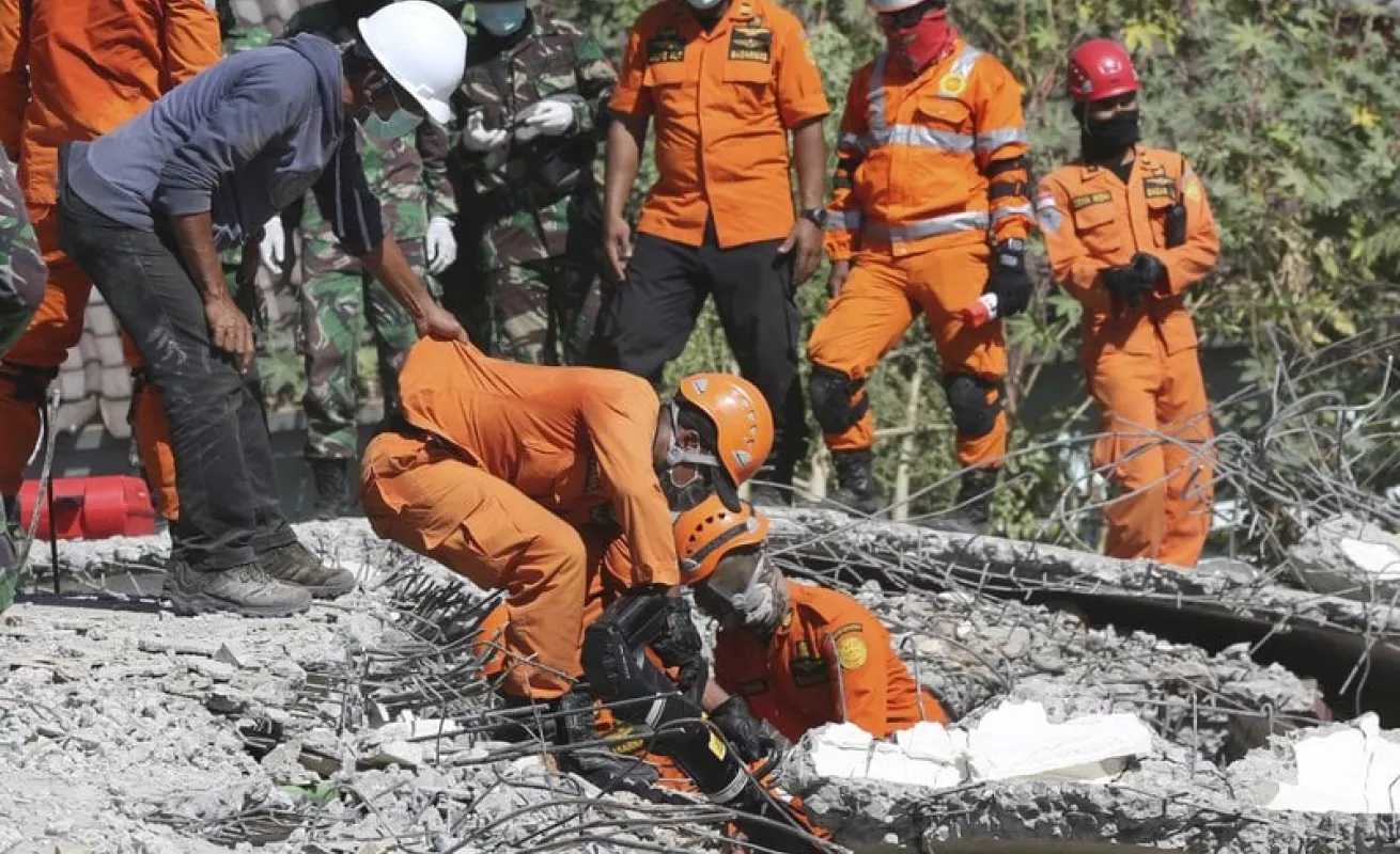 #GaleriaCri Indonesia: Buscan víctimas mortales y sobrevivientes tras sismo