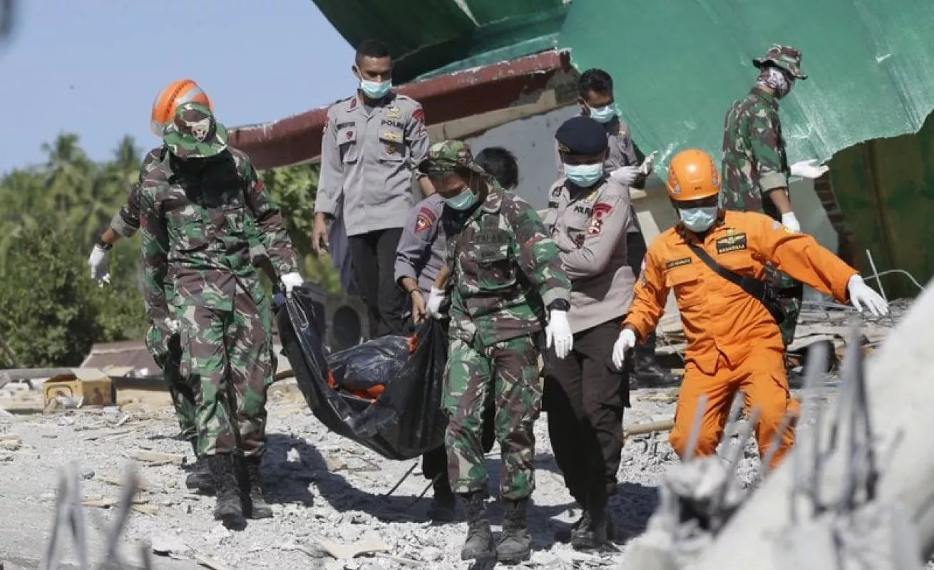 #GaleriaCri Indonesia: Buscan víctimas mortales y sobrevivientes tras sismo