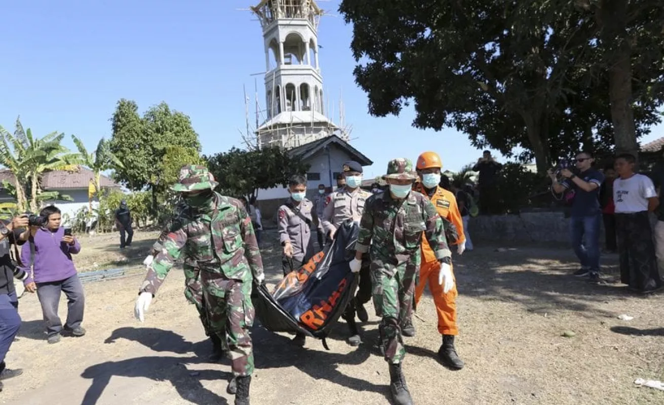 #GaleriaCri Indonesia: Buscan víctimas mortales y sobrevivientes tras sismo