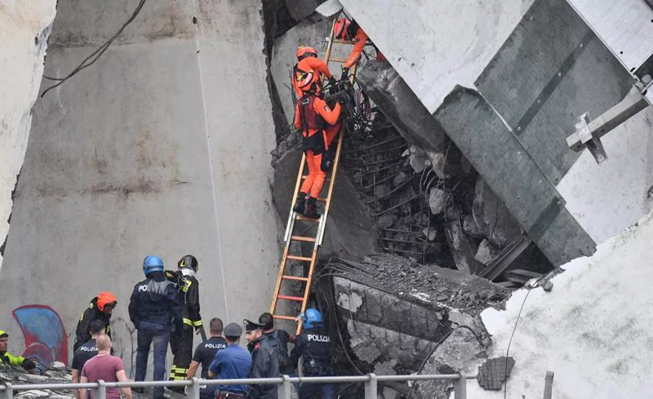 #GaleriaCri Buscan víctimas tras derrumbe de puente en Génova