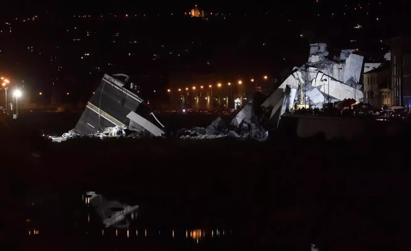 #GaleriaCri Buscan víctimas tras derrumbe de puente en Génova