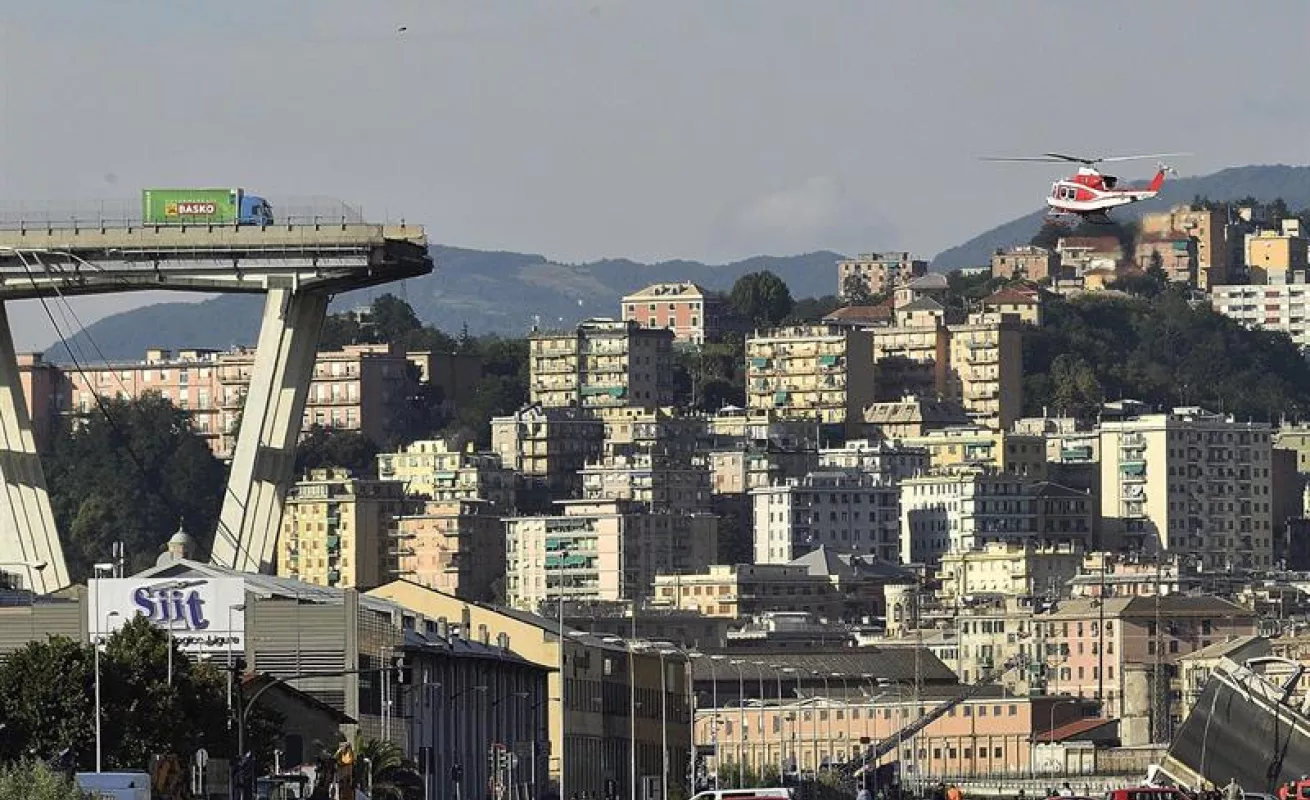 #GaleriaCri Buscan víctimas tras derrumbe de puente en Génova