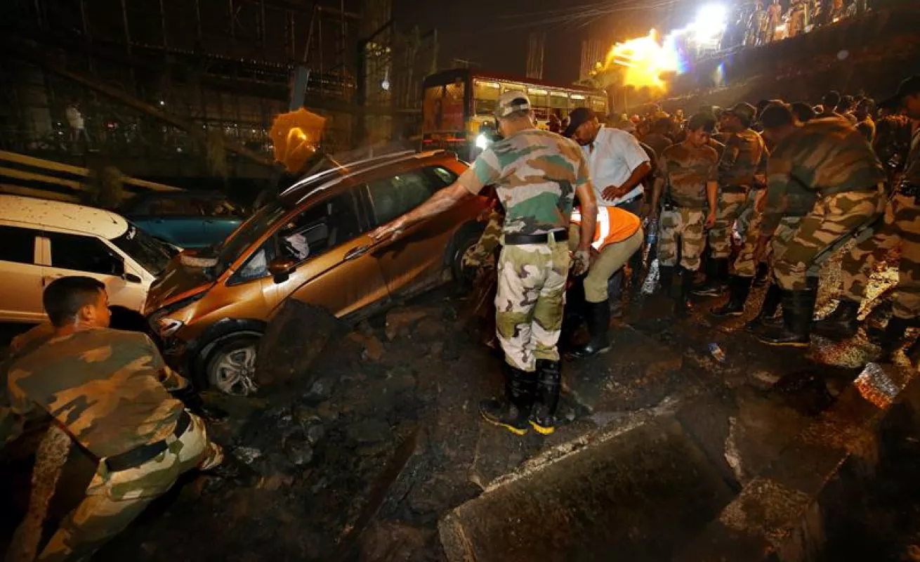 #GaleriaCri Buscan a desparecidos bajo escombros del puente que se desplomó en India