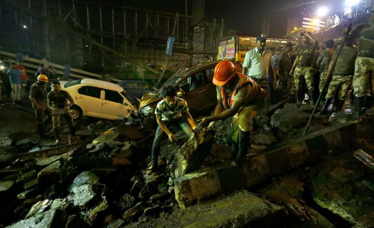 #GaleriaCri Buscan a desparecidos bajo escombros del puente que se desplomó en India