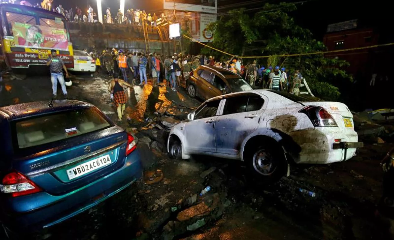 #GaleriaCri Buscan a desparecidos bajo escombros del puente que se desplomó en India