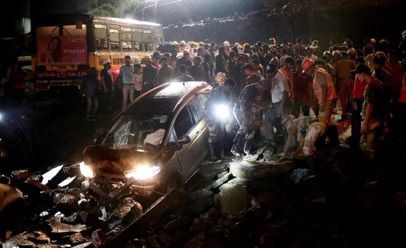 #GaleriaCri Buscan a desparecidos bajo escombros del puente que se desplomó en India