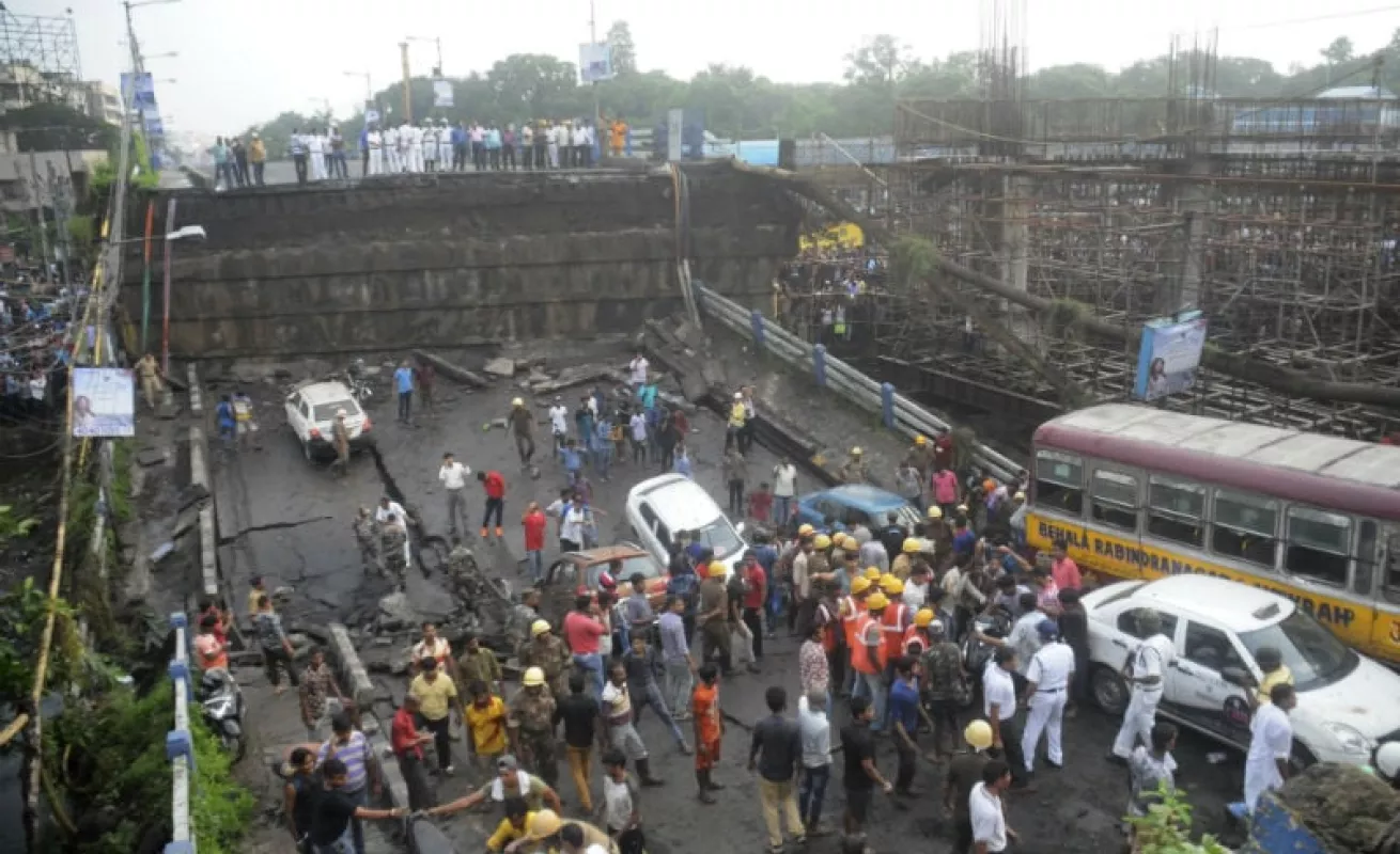 #GaleriaCri Buscan a desparecidos bajo escombros del puente que se desplomó en India