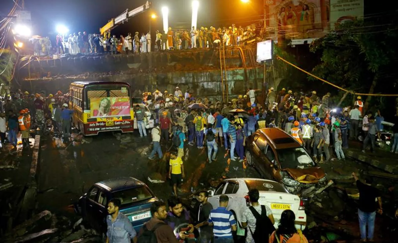 #GaleriaCri Buscan a desparecidos bajo escombros del puente que se desplomó en India