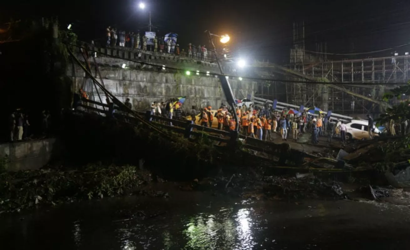 #GaleriaCri Buscan a desparecidos bajo escombros del puente que se desplomó en India
