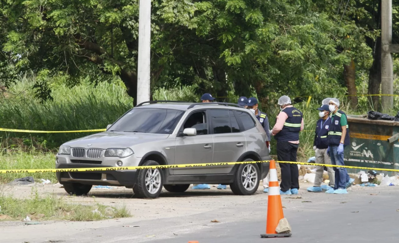 #GaleriaCri Hombre huía con tres cuerpos en una camioneta de lujo