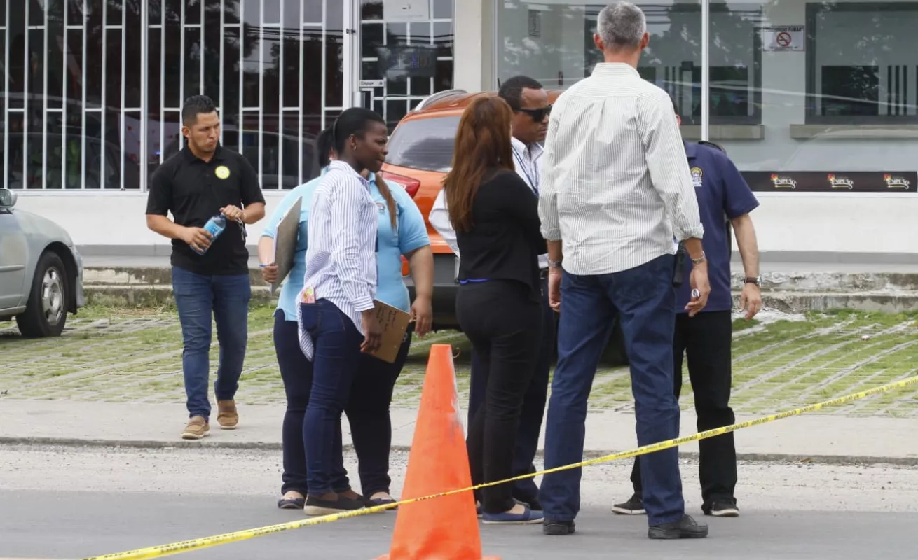 #GaleriaCri Hombre huía con tres cuerpos en una camioneta de lujo