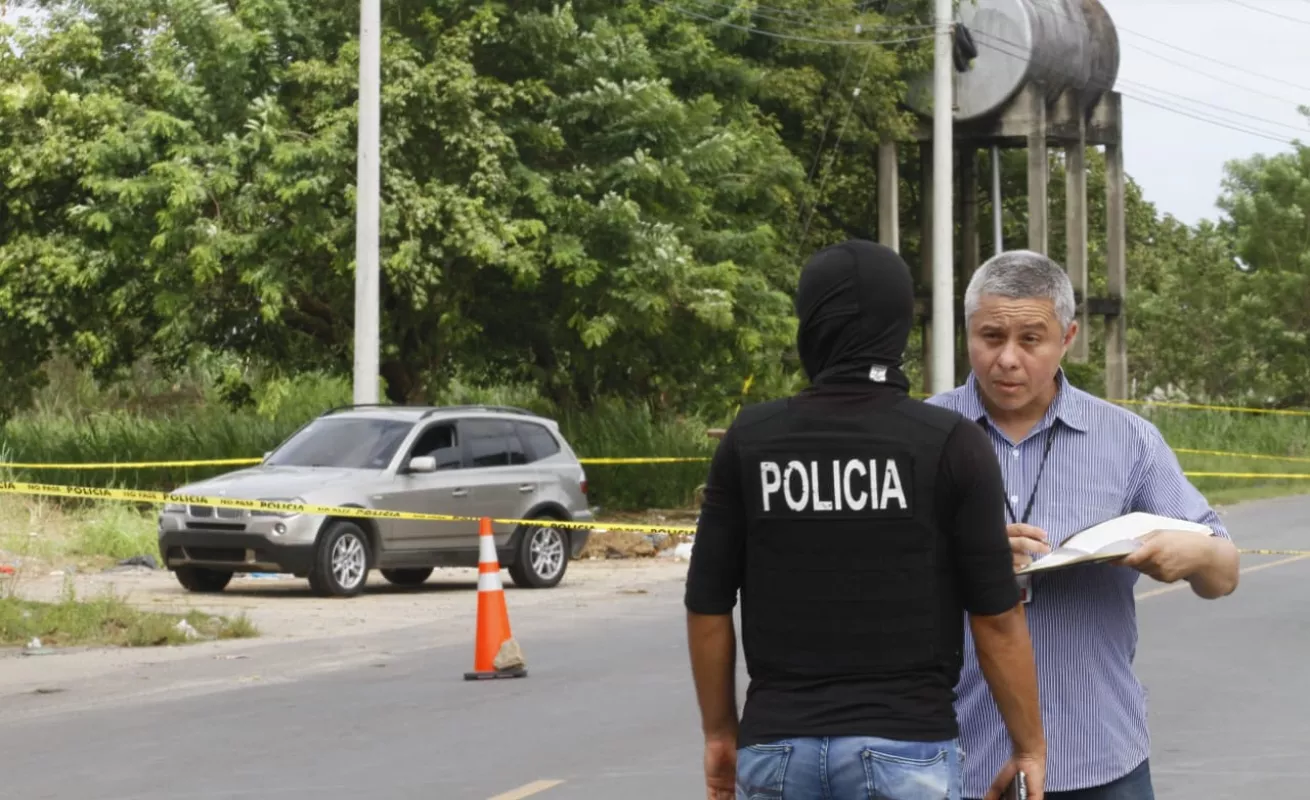 #GaleriaCri Hombre huía con tres cuerpos en una camioneta de lujo