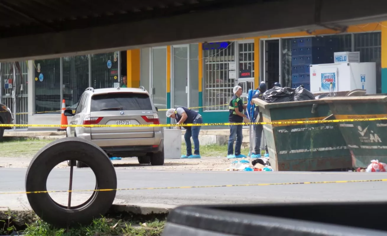 #GaleriaCri Hombre huía con tres cuerpos en una camioneta de lujo