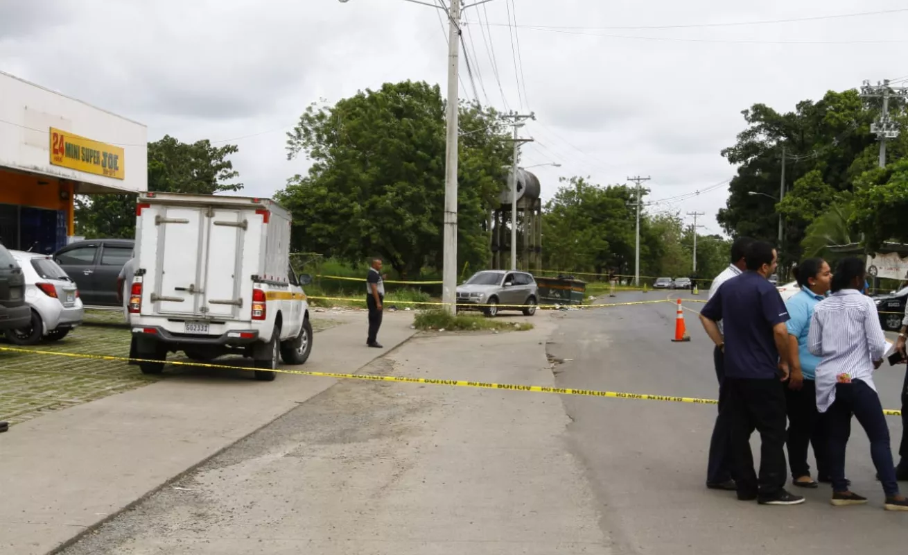 #GaleriaCri Hombre huía con tres cuerpos en una camioneta de lujo