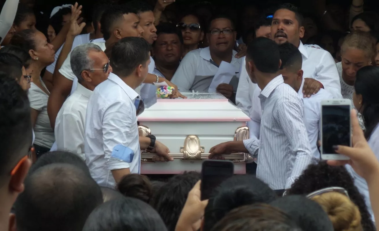 Desagarradora despedida de una angelita que murió estrangulada por su papá 