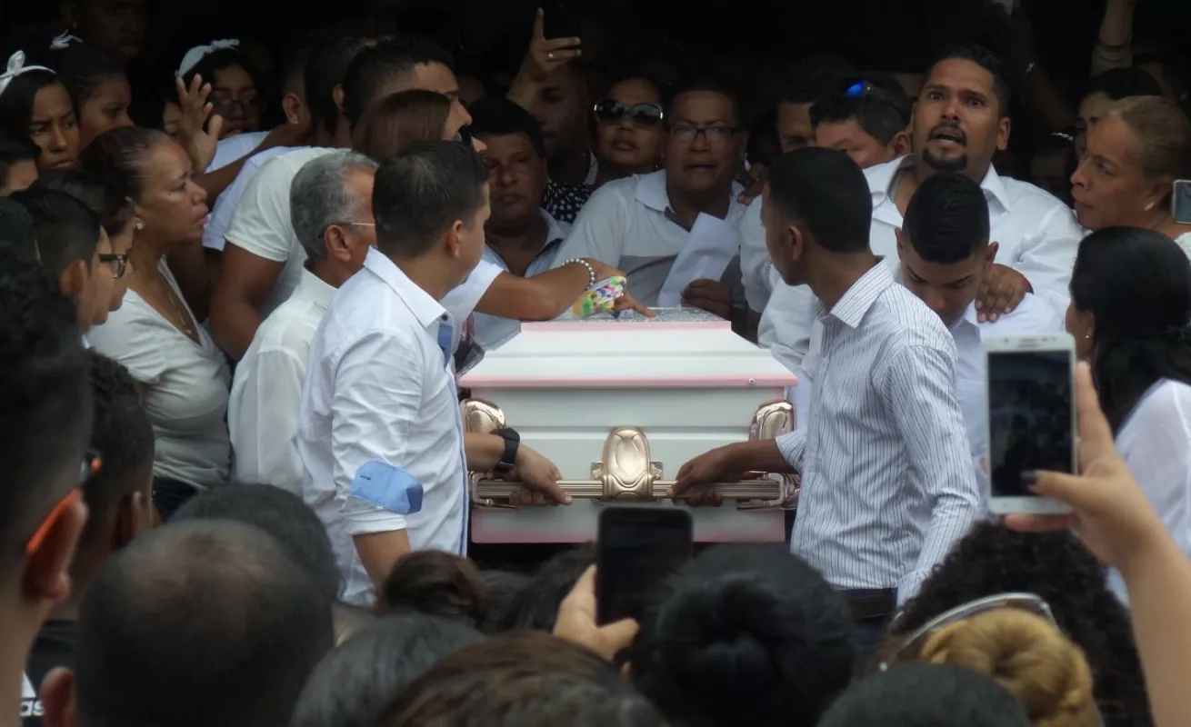 Desagarradora despedida de una angelita que murió estrangulada por su papá 