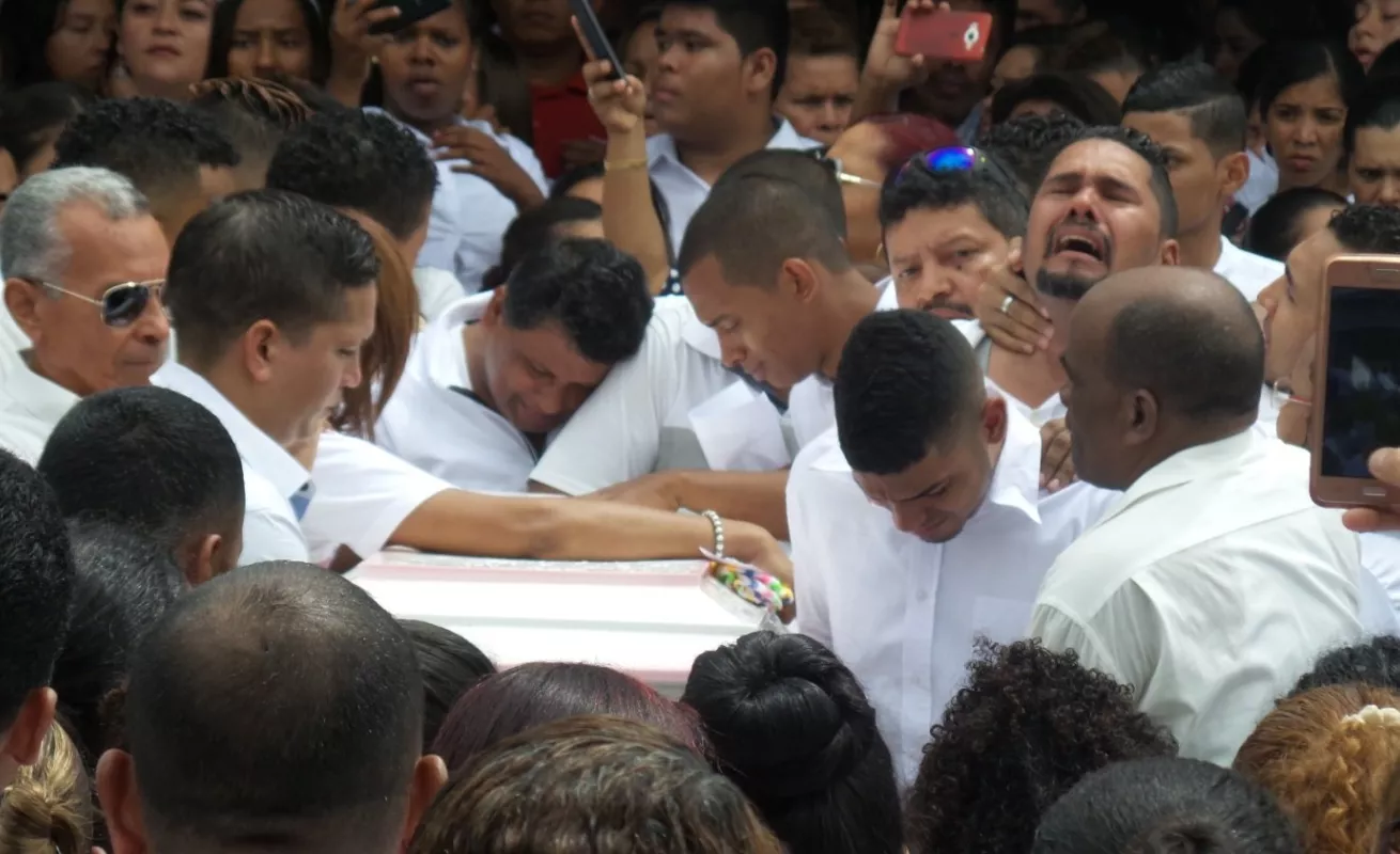 Desagarradora despedida de una angelita que murió estrangulada por su papá 