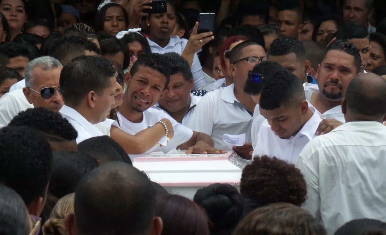 Desagarradora despedida de una angelita que murió estrangulada por su papá 