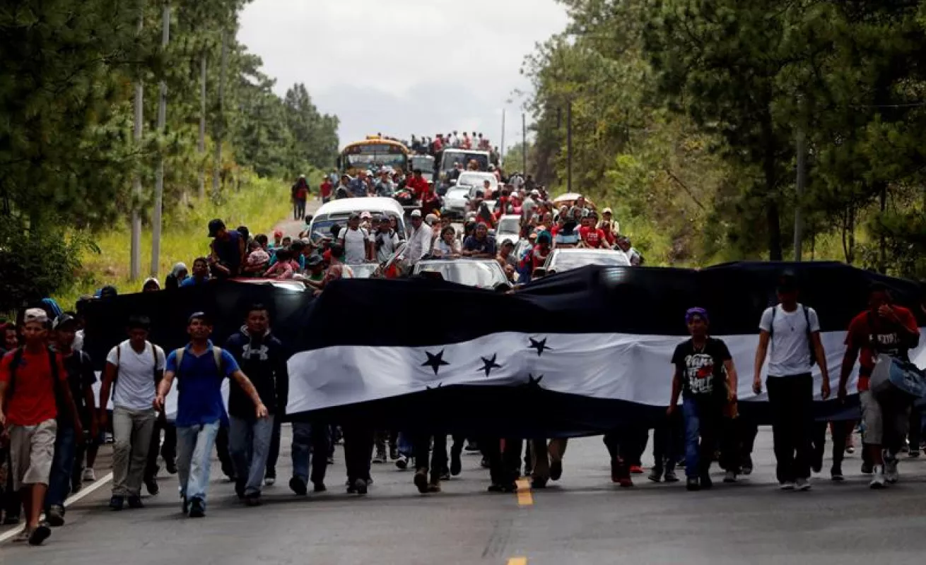 #GaleriaCri Hondureños caminan en caravana hacia el sueño americano