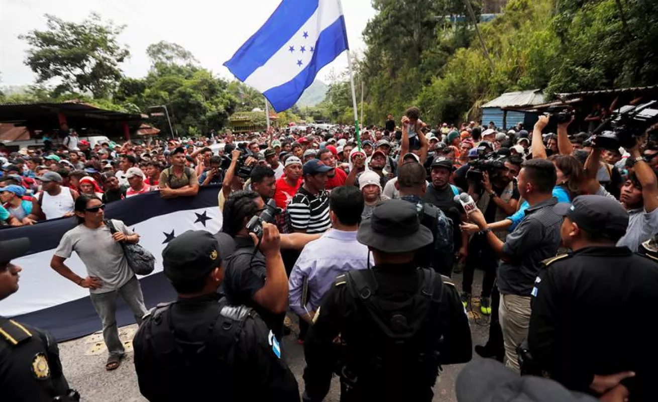 #GaleriaCri Hondureños caminan en caravana hacia el sueño americano
