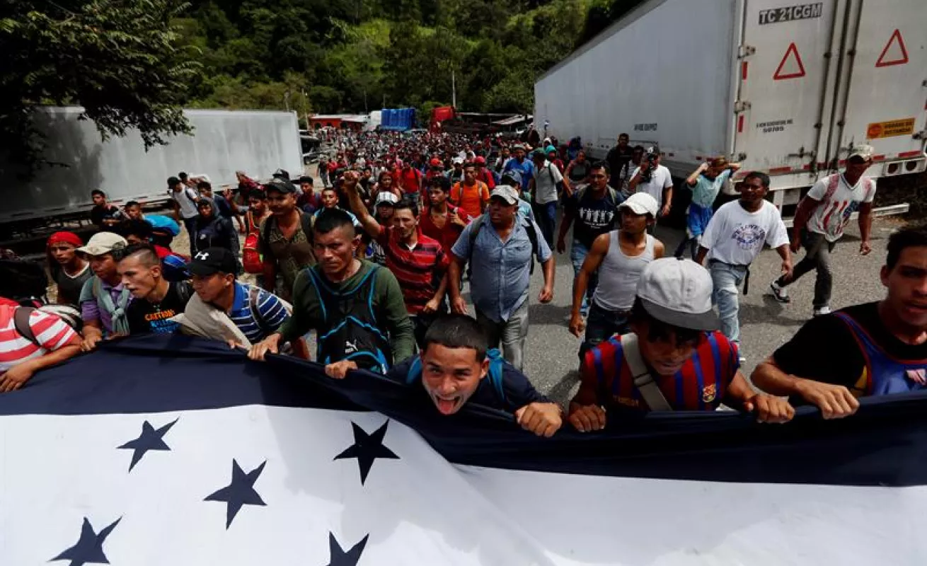 #GaleriaCri Hondureños caminan en caravana hacia el sueño americano