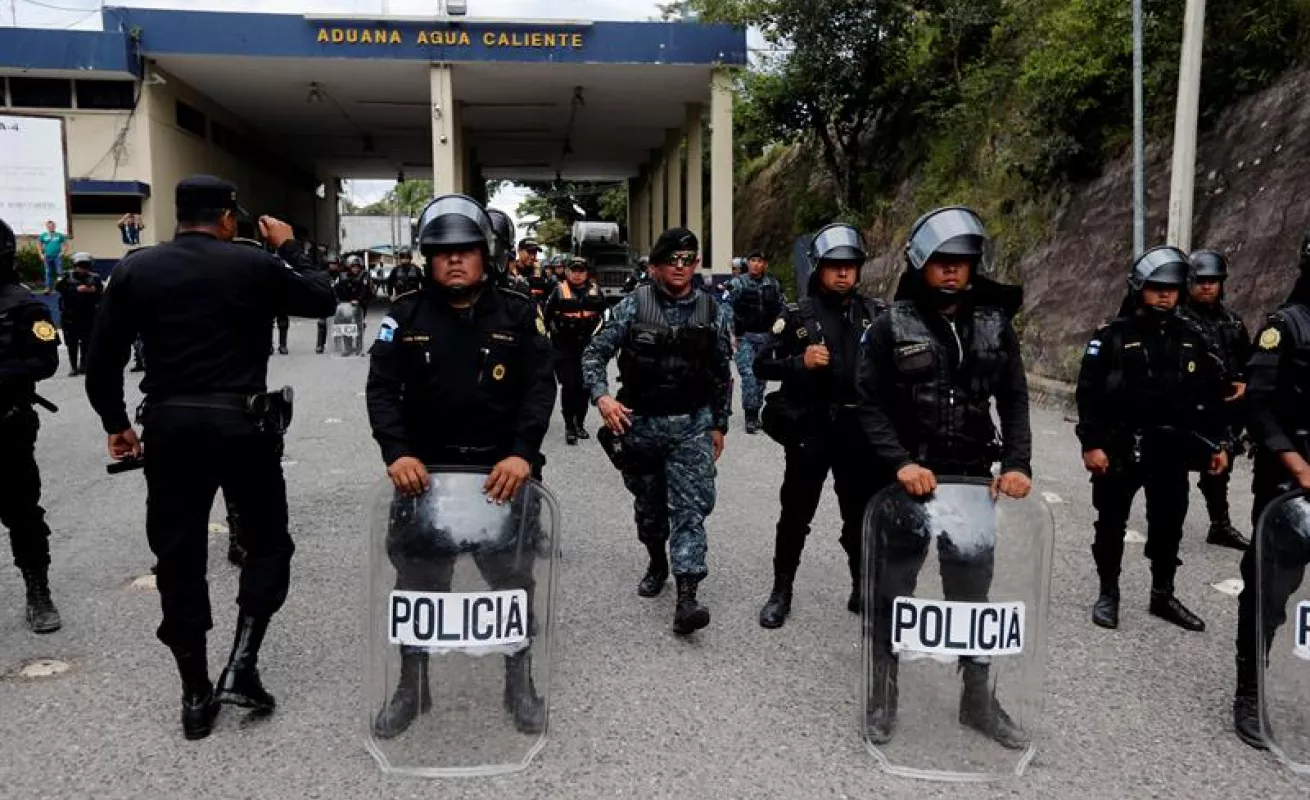 #GaleriaCri Hondureños caminan en caravana hacia el sueño americano