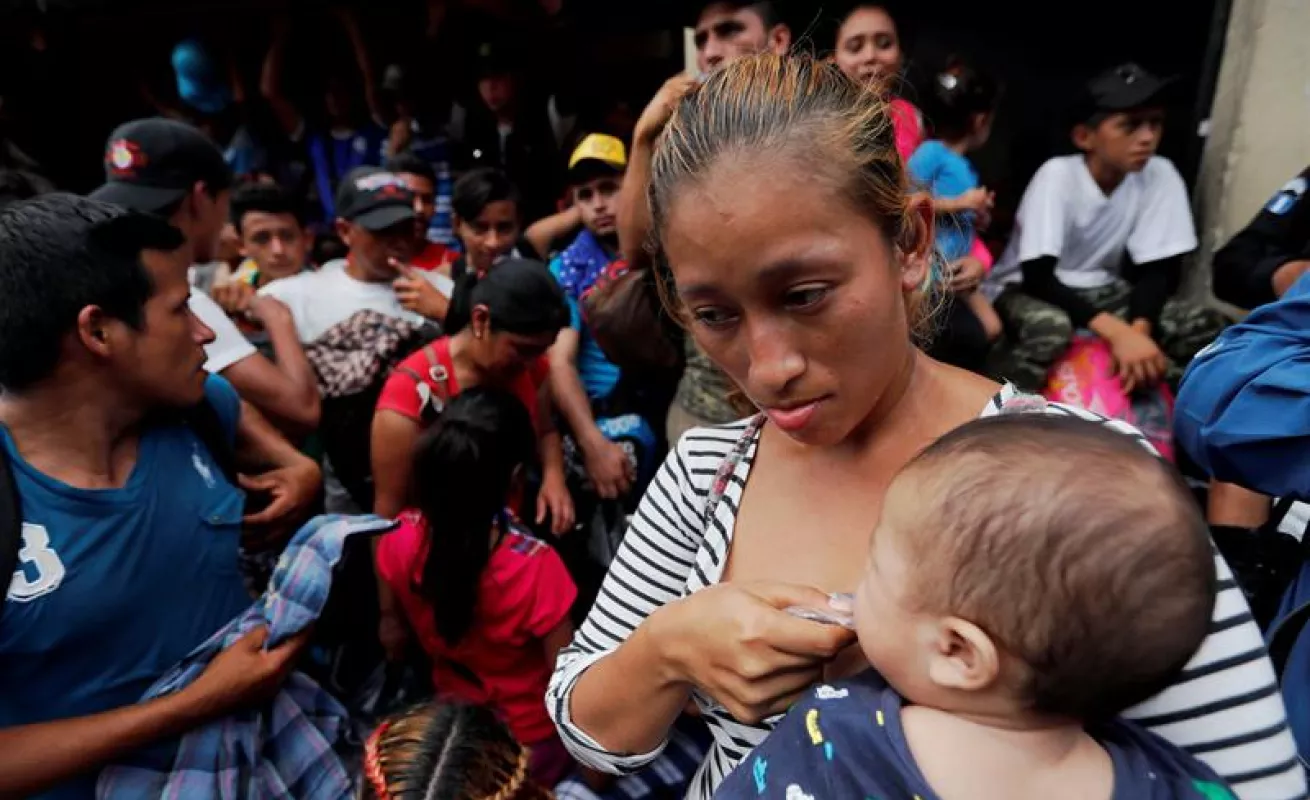 #GaleriaCri Hondureños caminan en caravana hacia el sueño americano